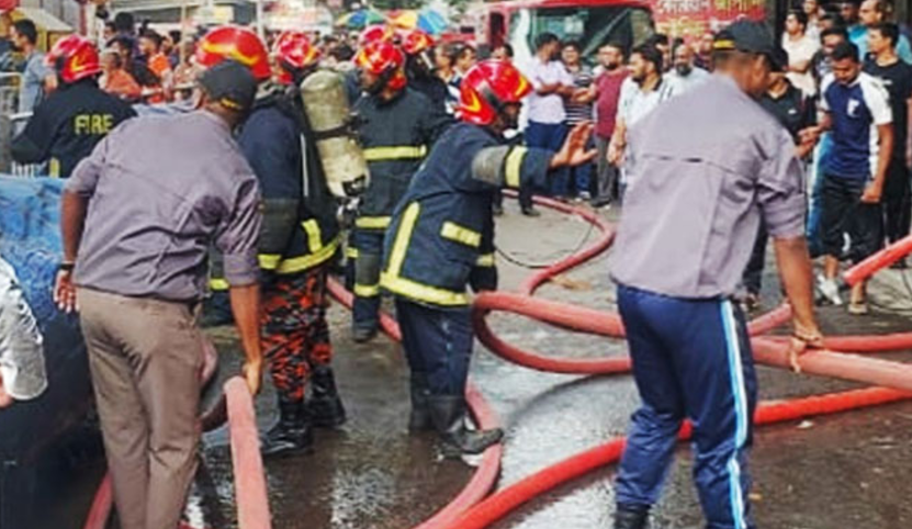 ফার্মগেটের মানসী প্লাজায় আগুন, নিয়ন্ত্রণে কাজ করছে ৫ ইউনিট
