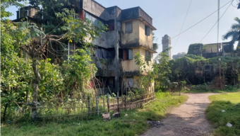 বরিশালে জীবনঝুঁকি নিয়ে ২০টি পরিবারের বসবাস