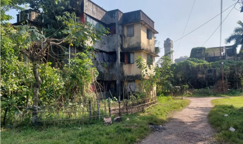 বরিশালে জীবনঝুঁকি নিয়ে ২০টি পরিবারের বসবাস
