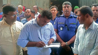 পিরোজপুরে মোবাইল কোর্ট অভিযান ১০৫ কেজি পলিথিন জব্দ, ২ প্রতিষ্ঠানকে জরিমানা