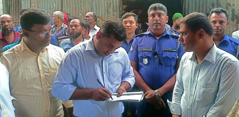 পিরোজপুরে মোবাইল কোর্ট অভিযান ১০৫ কেজি পলিথিন জব্দ, ২ প্রতিষ্ঠানকে জরিমানা