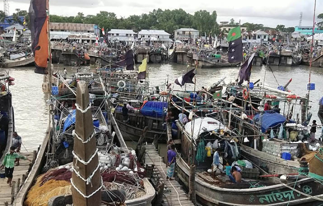 ২২ দিনের নিষেধাজ্ঞা শেষ সময়ে,ইলিশের সন্ধানে সাগর যাত্রায় ব্যস্ত উপকূলের জেলেরা