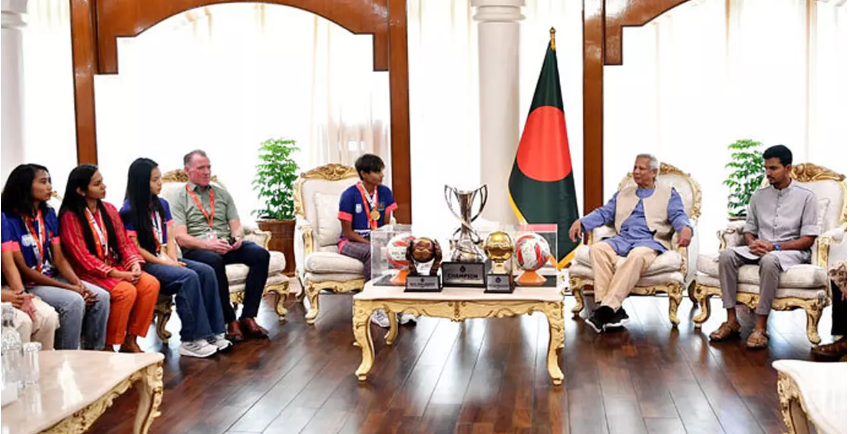 দেশের মানুষ সাফল্য চায়, তোমরা সেই সাফল্য এনে দিয়েছো : প্রধান উপদেষ্টা ড. ইউনূস