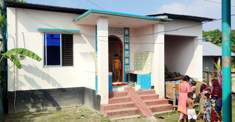 বরিশালে আশ্রয়ণের ঘর ভেঙে আলিশান বাড়ি, উদ্বোধনে ৩০০ লোকের ভুরিভোজ