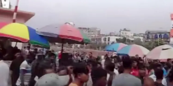 জুরাইনে পুলিশের সঙ্গে অটোরিকশাচালকদের সংঘর্ষ, রেলপথ অবরোধ