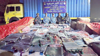 ভারত থেকে শুল্ক ফাঁকি দিয়ে আসা বিপুল পরিমাণ শাড়ি জব্দ করেছে, কোস্ট গার্ড