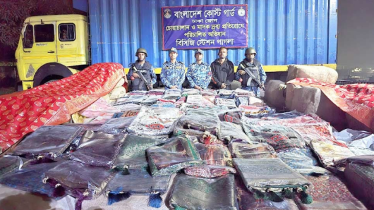 ভারত থেকে শুল্ক ফাঁকি দিয়ে আসা বিপুল পরিমাণ শাড়ি জব্দ করেছে, কোস্ট গার্ড