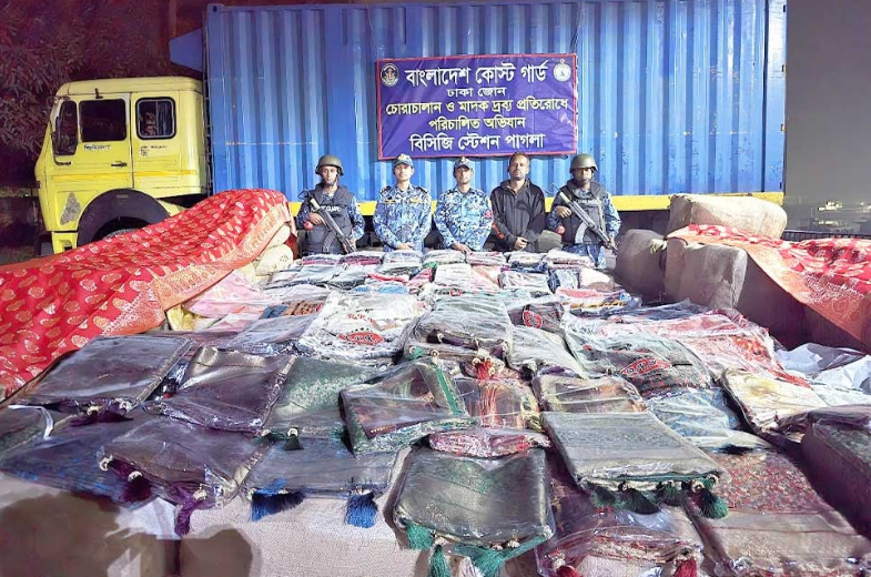 ভারত থেকে শুল্ক ফাঁকি দিয়ে আসা বিপুল পরিমাণ শাড়ি জব্দ করেছে, কোস্ট গার্ড