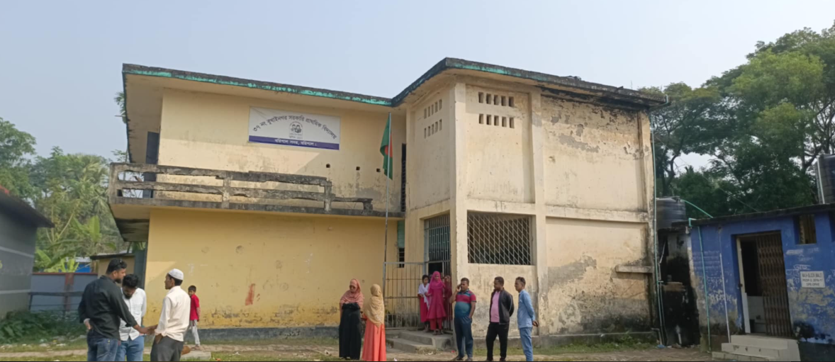 চরমোনাইতে প্রাথমিক বিদ্যালয়ে সহকারি শিক্ষকের কোচিং বাণিজ্য!