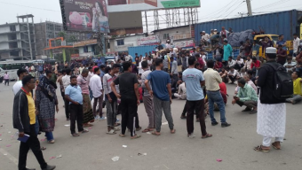 বরিশাল বিশ্ববিদ্যালয়ের শিক্ষার্থীদের সঙ্গে বিরোধ, বাস শ্রমিকদের সড়ক অবরোধ