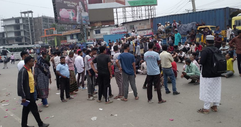 বরিশাল বিশ্ববিদ্যালয়ের শিক্ষার্থীদের সঙ্গে বিরোধ, বাস শ্রমিকদের সড়ক অবরোধ