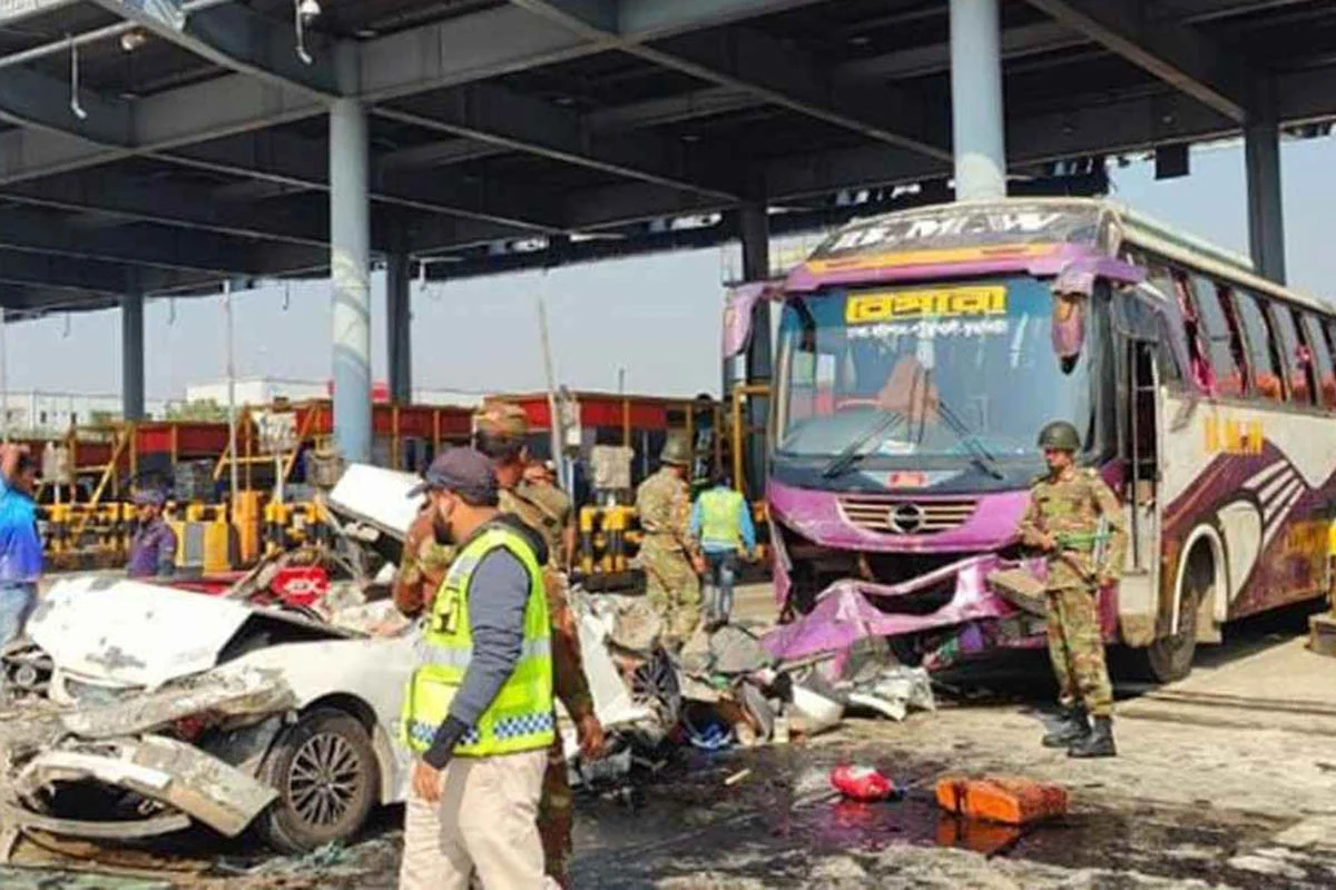 ঢাকা-মাওয়া এক্সপ্রেসওয়েতে প্রাইভেটকারে বাসের ধাক্কা, নিহত ৫