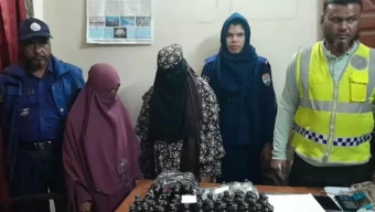 পদ্মরাগ ট্রেন থেকে ৮২ বোতল ফেনসিডিলসহ ২ নারীকে
