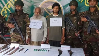 চট্টগ্রামে সেনাবাহিনীর অভিযানে সাজাপ্রাপ্ত ডাকাত পিতাপুত্র অস্ত্রসহ আটক