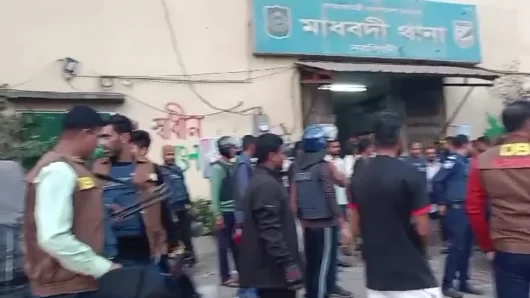 ডাকাতি মামলার আসামি ‘ছিনিয়ে নিতে’ থানায় হামলা ও ভাঙচুর