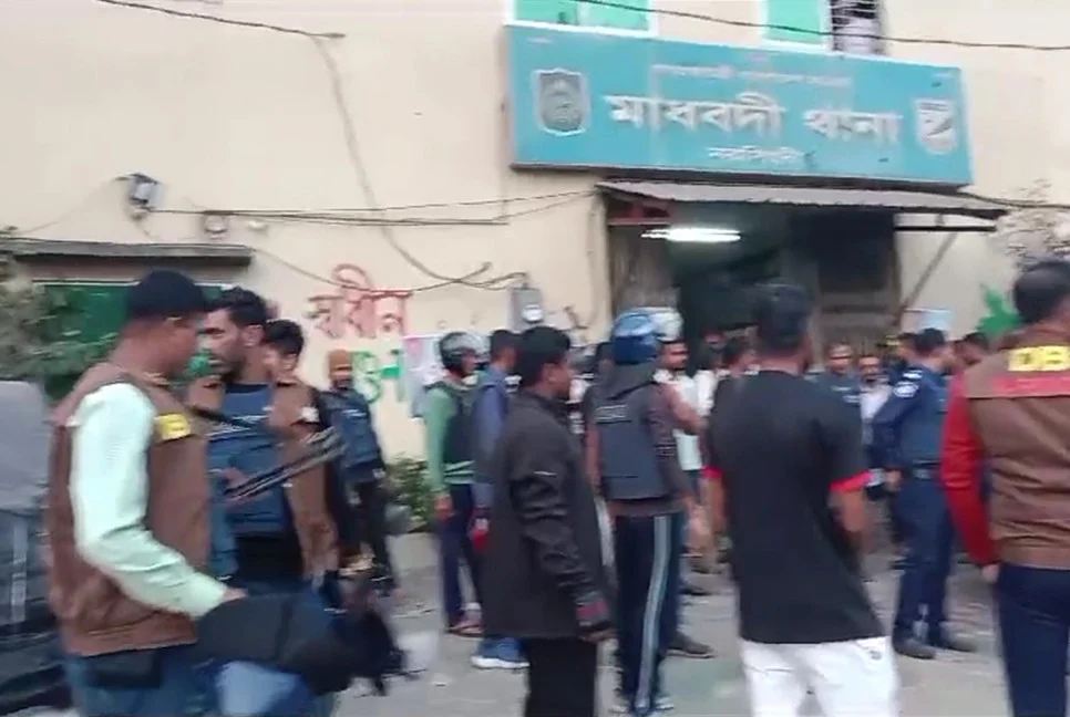ডাকাতি মামলার আসামি ‘ছিনিয়ে নিতে’ থানায় হামলা ও ভাঙচুর