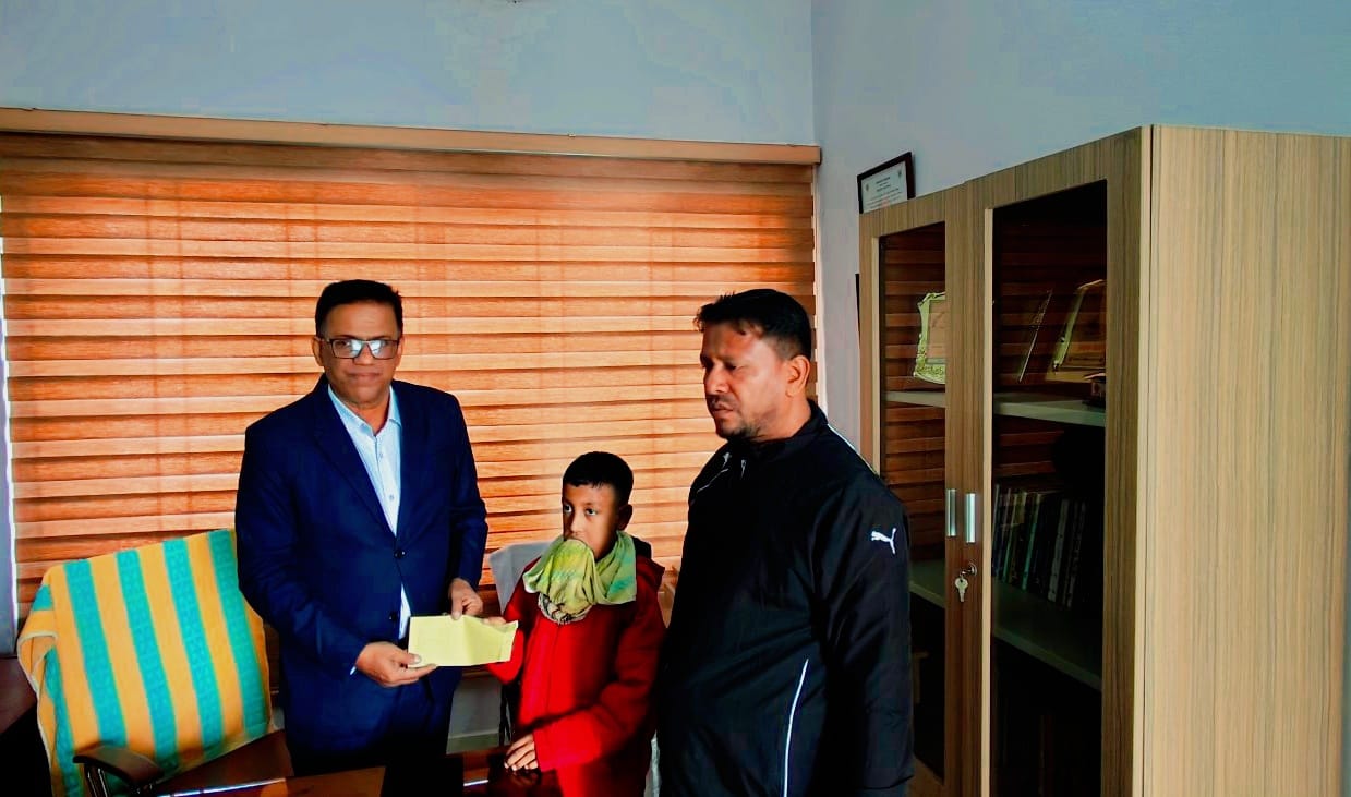 জিহ্বার ভার বহন করতে পারছে না বিরল রোগে আক্রান্ত জুবায়ের,সহায়তায় সাজ্জাদ পারভেজ
