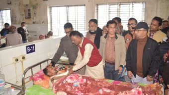বরিশালে অসুস্থ শ্রমিকদল নেতা সবুজের পাশে মহানগর বিএনপি!