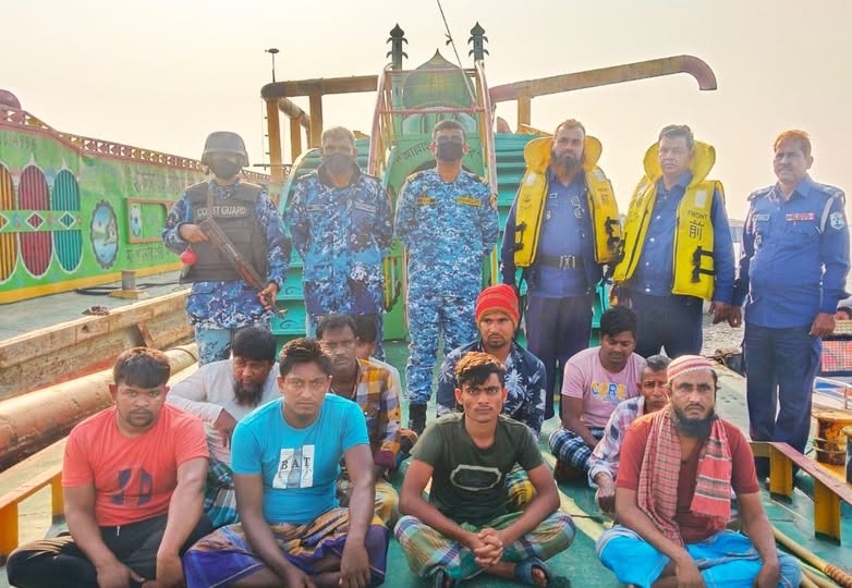 মেঘনায় কোস্টগার্ডের অভিযানে অবৈধভাবে বালু উত্তোলনকালে আটক ১৩