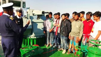ভোলায় কোস্টগার্ডের ‘যুদ্ধজাহাজ’ সোনার বাংলা দেখতে মানুষের ঢল