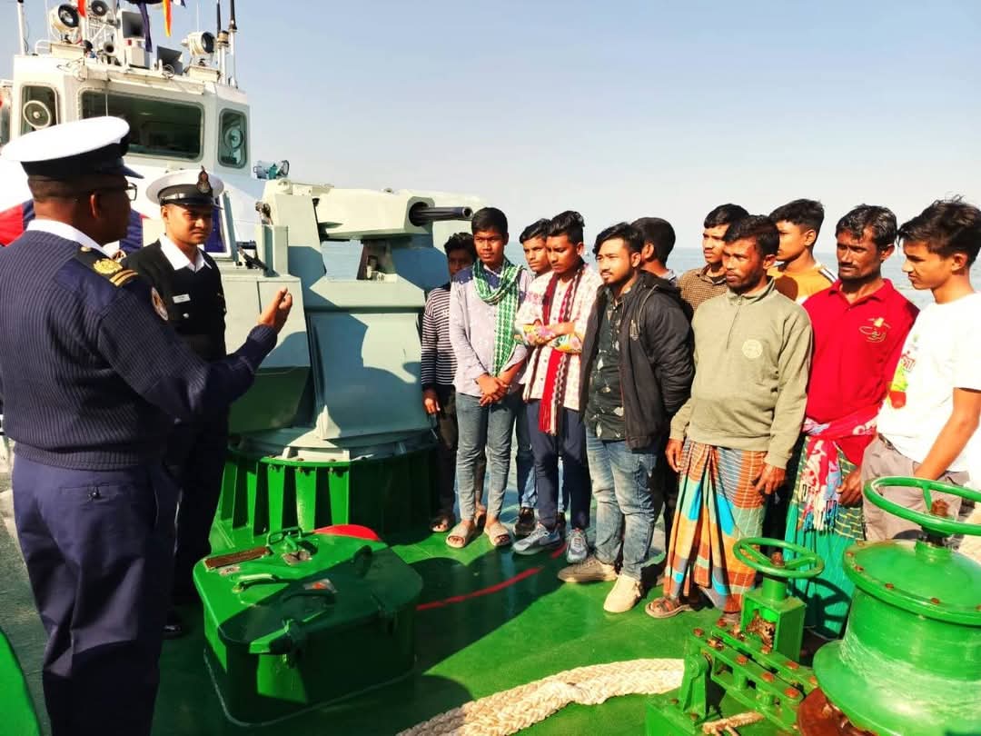 ভোলায় কোস্টগার্ডের ‘যুদ্ধজাহাজ’ সোনার বাংলা দেখতে মানুষের ঢল
