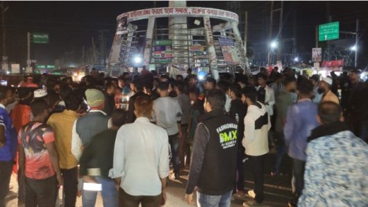 বাসে নারী শিক্ষার্থীকে হেনস্তা, মহাসড়ক বন্ধ করে শিক্ষার্থীদের বিক্ষোভ