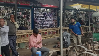 বরিশালে রাস্তা আটকিয়ে জেলা পুলিশের প্ল্যানবিহীন স্টল নির্মাণ! বিসিসি নিরভ