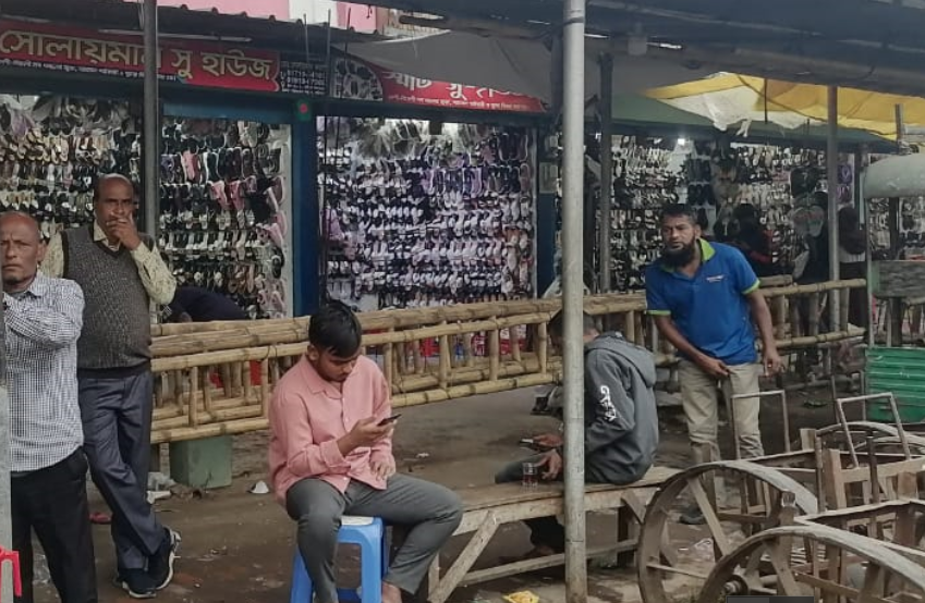 বরিশালে রাস্তা আটকিয়ে জেলা পুলিশের প্ল্যানবিহীন স্টল নির্মাণ! বিসিসি নিরভ