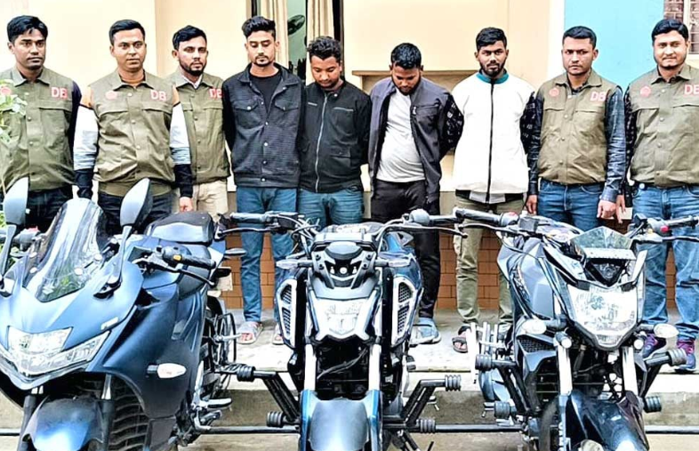 আন্তঃজেলায় মহাসড়কে মোটরসাইকেল ছিনতাই চক্রের চার সদস্য গ্রেফতার