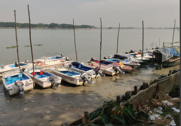 বরিশালে অবৈধ ঘাটে যাত্রী বহন করে ফিটনেস বিহীন স্পিডবোট!