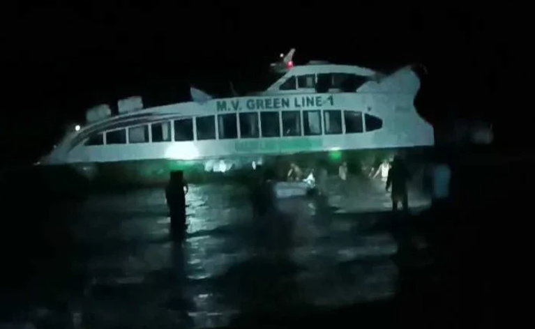 সেন্টমার্টিনে পর্যটকবাহী গ্রীনলাইন জাহাজ বিকল, ৭১ পর্যটক উদ্ধার
