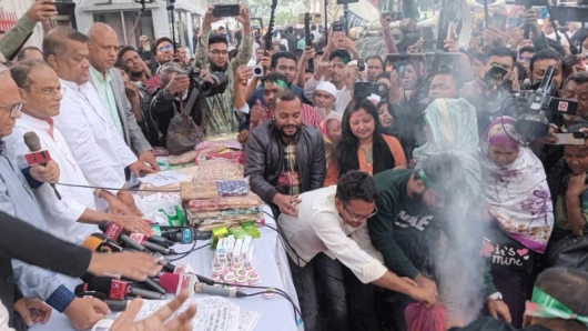 স্ত্রীর শাড়ি পুড়িয়ে ভারতীয় পণ্য বর্জনের ‘ডাক’ রিজভীর