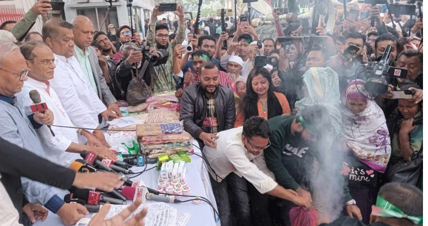স্ত্রীর শাড়ি পুড়িয়ে ভারতীয় পণ্য বর্জনের ‘ডাক’ রিজভীর
