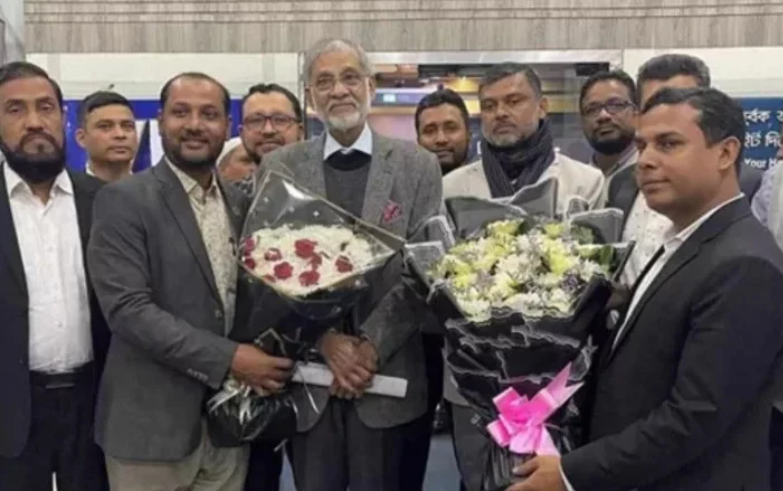 ১১ বছর পর দেশে ফিরলেন ব্যারিস্টার আব্দুর রাজ্জাক