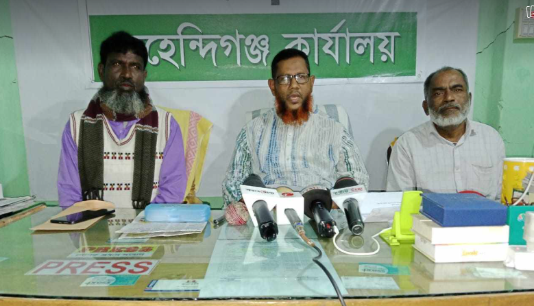 মেহেন্দিগঞ্জ রিপোর্টার্স ইউনিটিতে সাবেক কৃষক দল নেতার সংবাদ সম্মেলন