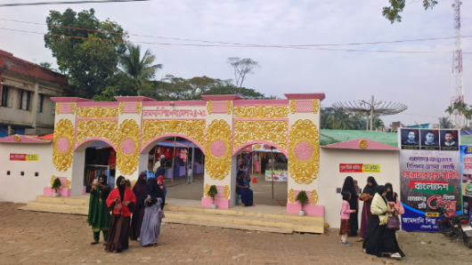 গৌরনদী জামদানী মেলায় গ্রামবাসীর সাথে আনন্দিত শিক্ষার্থীরা