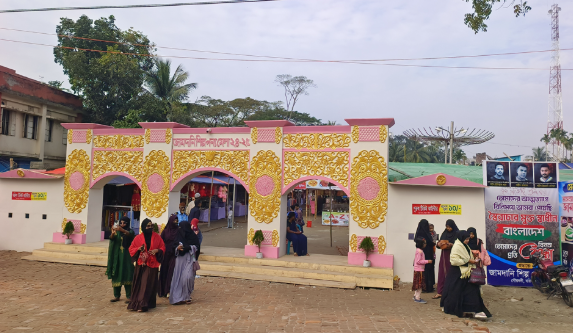 গৌরনদী জামদানী মেলায় গ্রামবাসীর সাথে আনন্দিত শিক্ষার্থীরা