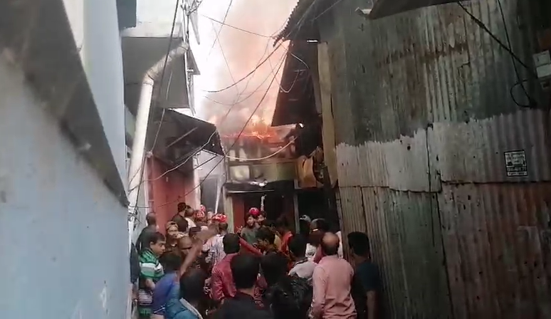 নগরীর বাজার রোডে জর্দার গোডাউনে আগুন, নিয়ন্ত্রণে ফায়ার সার্ভিসের ৬ ইউনিট