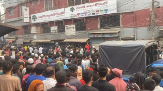খেলনা পিস্তল নিয়ে ব্যাংকে ঢুকেছিল ডাকাত,আটক তিন