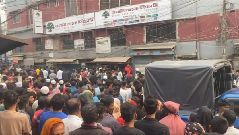 খেলনা পিস্তল নিয়ে ব্যাংকে ঢুকেছিল ডাকাত,আটক তিন