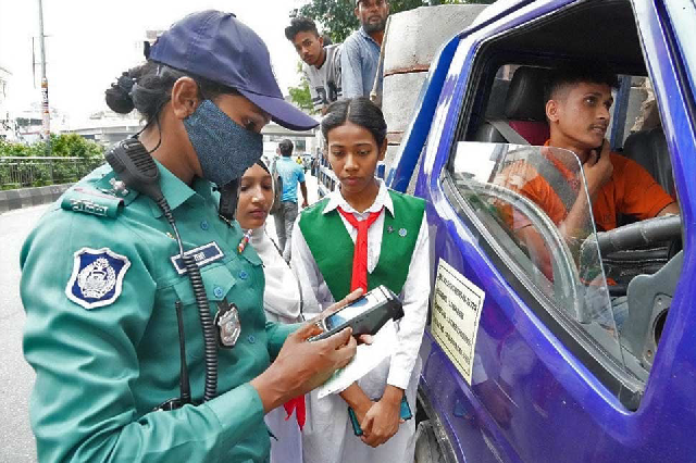 ঢাকা মহানগর এলাকায় ট্রাফিক আইন লঙ্ঘনে ১৭৯৯ মামলা