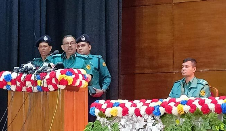 চাঁদাবাজদের তালিকা তৈরি, হকারদের উচ্ছেদ করা অমানবিক: ডিএমপি কমিশনার
