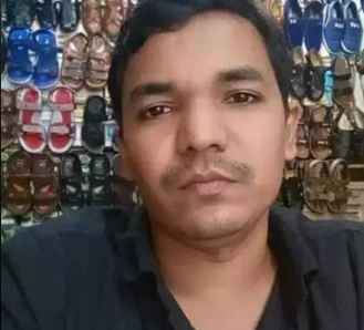বরিশালে প্রকাশ্যে রাস্তায় ফেলে স্ত্রীকে পেটালেন স্বামী