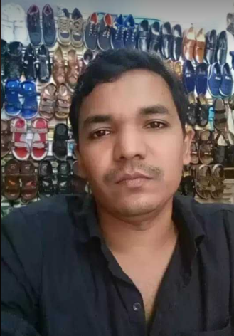 বরিশালে প্রকাশ্যে রাস্তায় ফেলে স্ত্রীকে পেটালেন স্বামী
