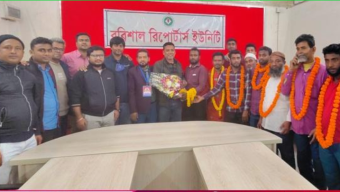 বরিশাল রিপোর্টার্স ইউনিটির সম্পাদককে সংবাদপত্র হকার্স ইউনিয়নের ফুলেল শুভেচ্ছা