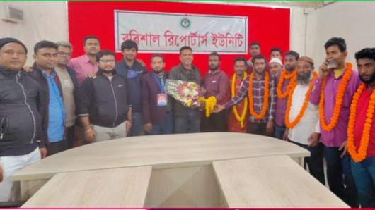 বরিশাল রিপোর্টার্স ইউনিটির সম্পাদককে সংবাদপত্র হকার্স ইউনিয়নের ফুলেল শুভেচ্ছা