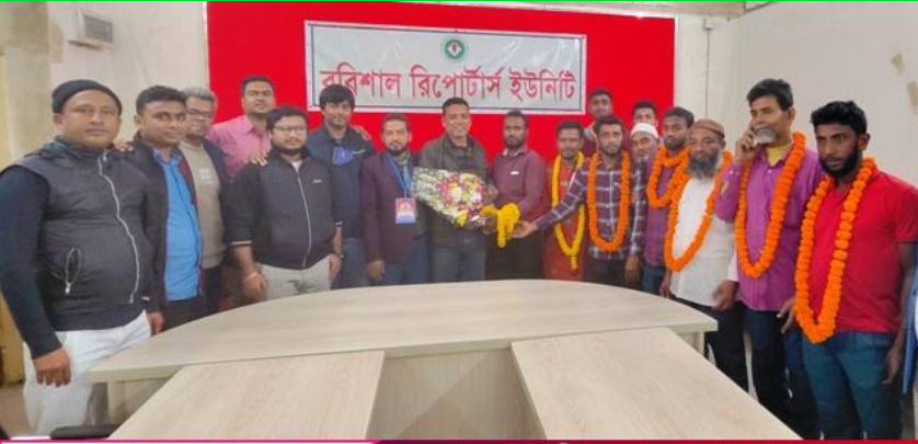 বরিশাল রিপোর্টার্স ইউনিটির সম্পাদককে সংবাদপত্র হকার্স ইউনিয়নের ফুলেল শুভেচ্ছা