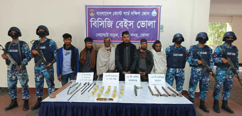 ভোলায় কোস্টগার্ডের অভিযানে বিপুল পরিমাণ হাতবোমা ও অস্ত্রসহ ৬ সন্ত্রাসী আটক
