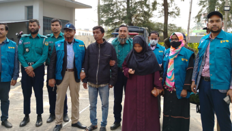 বরিশাল পাসপোর্ট অফিসে দুদকের অভিযান, ২ দালাল আটক