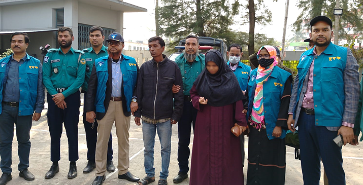 বরিশাল পাসপোর্ট অফিসে দুদকের অভিযান, ২ দালাল আটক